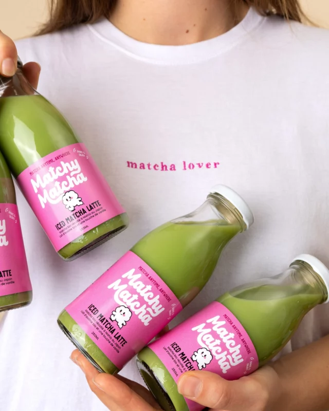 💚 Matchy Matcha disponible chez BodyFlow
 Découvre le tout premier Matcha Latte en bouteille !
Plus doux que le matcha classique, il séduit autant les puristes que les curieux grâce à : ✔️ son lait d’avoine savoureux, ✔️ sa touche subtile de vanille, ✔️ son goût frais et parfaitement équilibré.

À retrouver à l’accueil du studio, prêt à déguster après ta séance 💪🏻

💬 Et toi dis-moi, team Matcha Classique ou team Matcha Latte ? 👇

#matchymatcha #matchalover #bodyflowstudio #fitnessreformer #reformerpilates #healthybreak #pilatesmougins #mougins